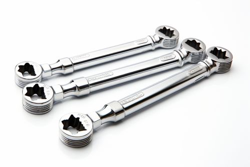 匠心独运 梅花扳手的材料美学与静物摄影艺术